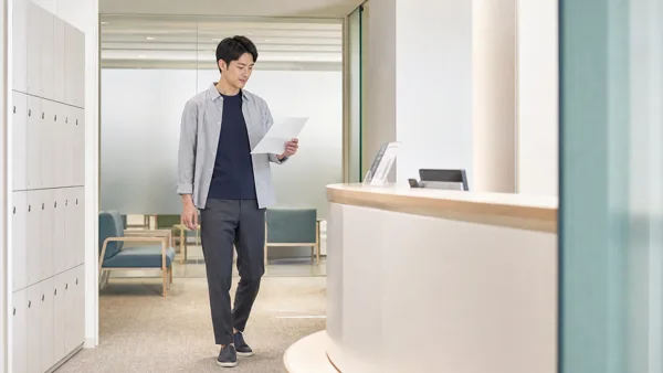 会社の健康診断前日に無地Tシャツと上下別の服を準備する日本人会社員