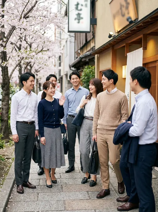 服装自由の懇親会に少しきれいめな服装で集まる日本の若手社会人たち